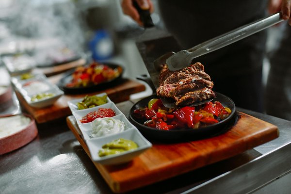 Unverzichtbare Zutaten für ein traditionelles polnisches Bigos: Sauerkraut und Fleisch in einem leckeren Rezept!